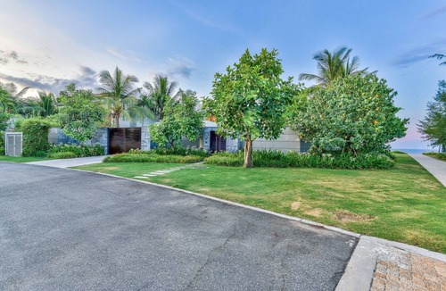Ngu Hanh Son Villa | Exotic 6-BDR Beachfront Villa with 200sqm pool