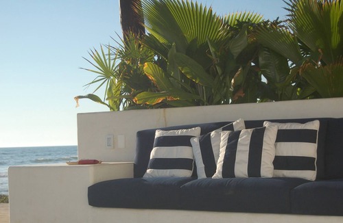 La Union de Isidoro Montes de Oca House | Experience real beach life where your only view is endless beach and surf