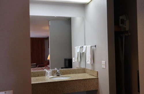 West Eugene Hotel | Express Inn & Suites Eugene