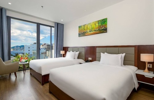 Ngu Hanh Son Hotel | Family Balcony Room 4
