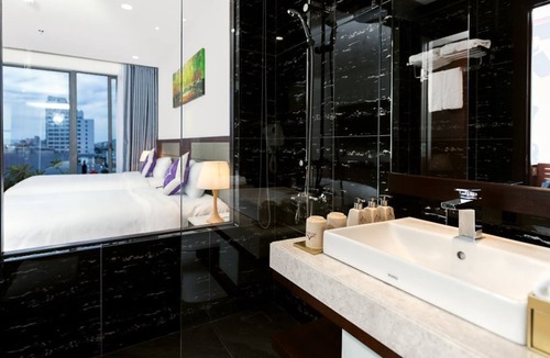 Ngu Hanh Son Hotel | Family Balcony Room 4