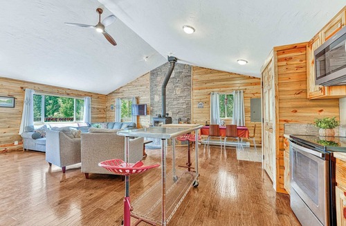 Rainbow Valley Cabin | Forest Edge Hideaway with Great Views in Divide