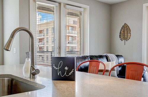 Highland Apartment | FRONTDESK Five Two At Highland Apts Downtown Austin