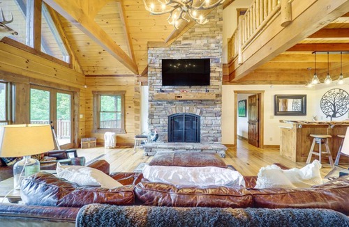 Spruce Pine House | Game Room + Deck: Spacious Spruce Pine Retreat!