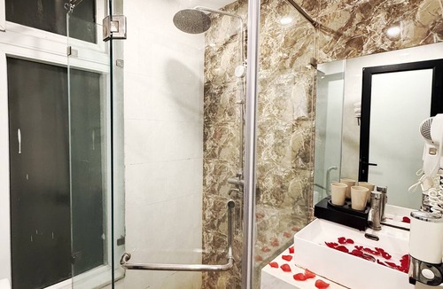 Hai Ba Trung Hotel | Golden Hotel