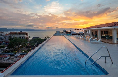 Emiliano Zapata Condo | Gorgeous condo in the heart of Romatinc Zone at The Park! 2BR/2 BATHS