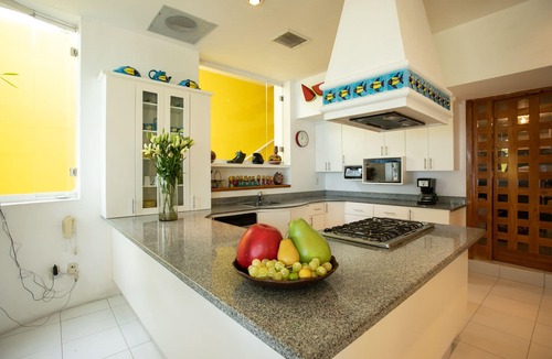 South Shore Hotel Area Villa | Great RATES with full STAFF! Relax and enjoy!