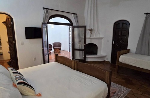 Ajijic Bed & Breakfast | Habitacion "La Bugambilias" in Casa Caroline Bella
