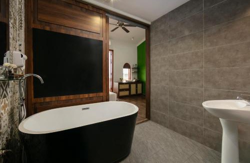 Hang Buom Hotel | Hanoi Backpackers Hostel & Rooftop bar
