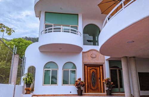 South Shore Hotel Area Villa | Heated Pool, Chef, Barman & Full Staff (Sleeps 30)