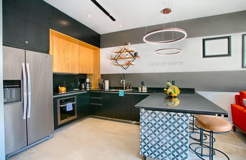 Romantic Zone Condo | HGTV Loft | Rooftop Pool + Gym + Views + Bar