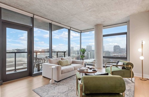 West Loop Apartment | High-End West Loop 2BR + City Views & Walkability