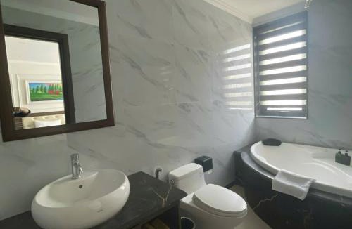Dich Vong Hotel | Hillary Hanoi Hotel With Outdoor Swimming Pool
