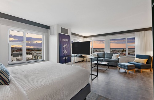 Northwest Everett Hotel | Hotel Indigo Everett - Waterfront Place by IHG