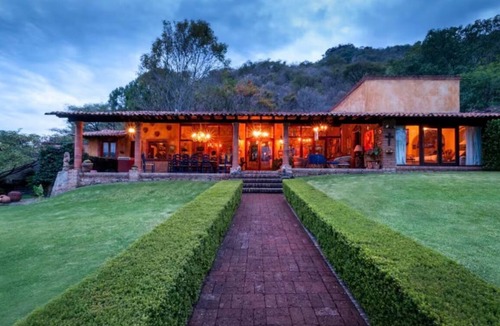 Malinalco House | House with pool and private court
