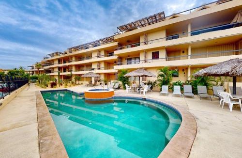 Zona Hotelera House | Inviting Apartment across from the Beach with Pool, Grill, Balcony & Golf nearby