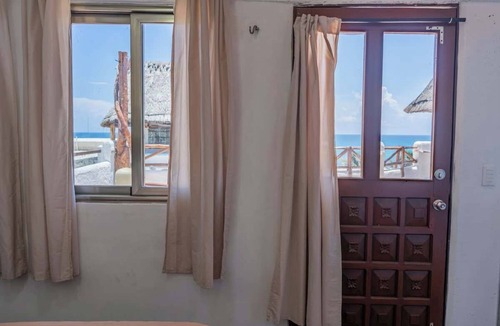 La Gloria Apartment | Isla Mujeres Studio: Sea Views, AC & Kitchen