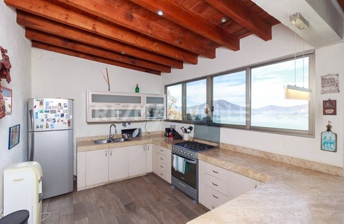 El Santuario House | La mejor vista de Valle de Bravo, 3 Habitaciones con baño, jacuzzy y alberca