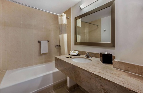 Angelopolis Hotel | La Quinta by Wyndham Puebla Palmas Angelopolis