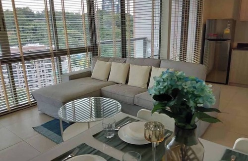 South Pattaya Apartment | Large High Floor, Best Pool and Great Location