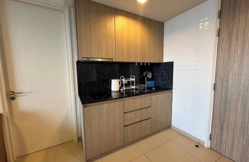 South Pattaya Apartment | Large High Floor, Best Pool and Great Location