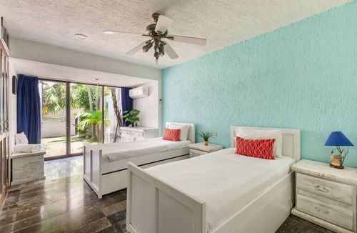 Zona Hotelera House | Large House-walking to beach-10 guests!