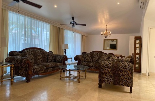 Las Gaviotas House | LARGE ONE-STORY HOUSE WITH 6 BEDROOMS 6 BATHROOMS, 5 BLOCKS FROM THE BEST BEACHES
