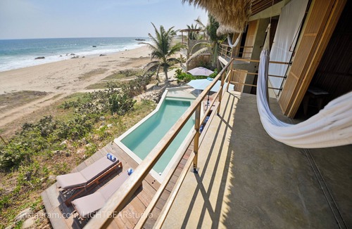 Santa Maria Tonameca Villa | Las Rocas: beach front room with infinity pool and spectacular views