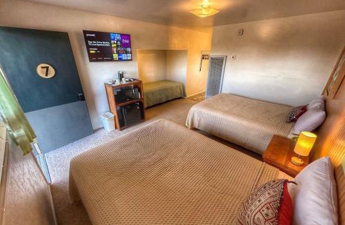Bluff Hotel | Lucky Seven Shared Kitchen, Sleeps 4 Mokee Motel