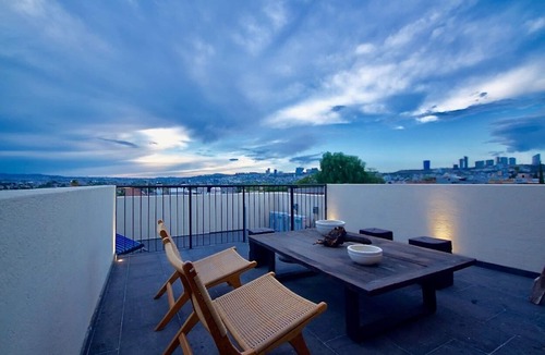 La Cruz Hotel | Lujosa Suite con terraza en la mejor calle de Qro.