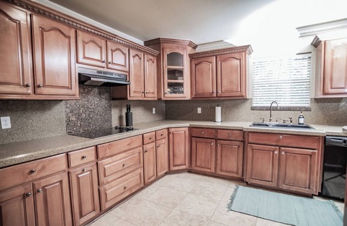 Luling House | Luling Ranch-Pool-Pool Table-FoosBall-Sleeps 20!