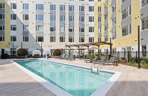 Everett Apartment | Luxe Everett 2BR–2BA w/Pool, Gym & Parking