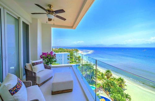 La Cruz de Huanacaxtle Condo | Luxurious beachfront penthouse! Panoramic views, white sand beach, private pool