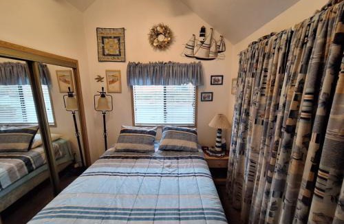 Smith River House | Luxurious Oceanfront Cabin 7 Getaway w Hot Tub