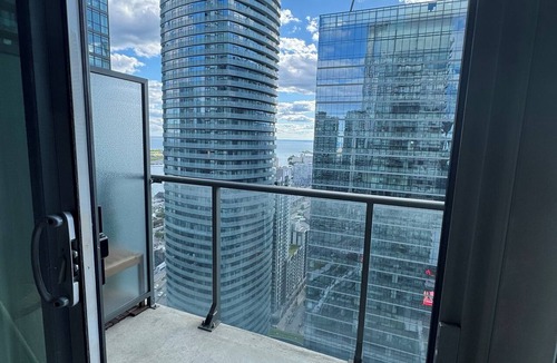 Downtown Toronto Condo | Maple leaf square