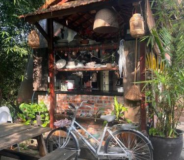 Huong Thuy Hotel | mehome Hidden Garden Homestay