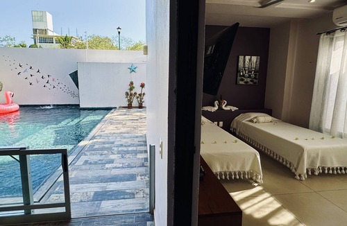 Crucecita House | Modern Beach Home, pool, hot water. 10 min from the beach. For 8-10 guess!