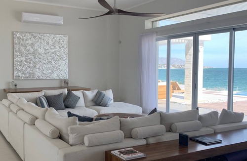 La Ventana House | Modern beachfront house with pool