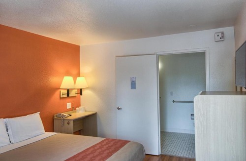 Holly Hotel | Motel 6-Everett, WA - North
