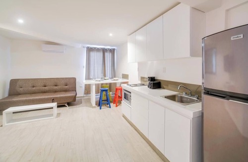 Centro Apartment | Air, King Bed, Kitchen, 50 Mbps Wi-Fi, V1