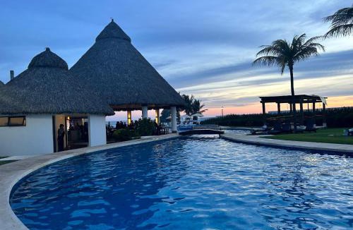 Boulevard Barra Vieja House | New Modern Acapulco Diamante House Getaway with Pool View and Beach Club