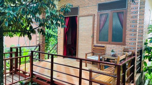 Quan Tom House | Nhà Nghỉ Vượn Hót
