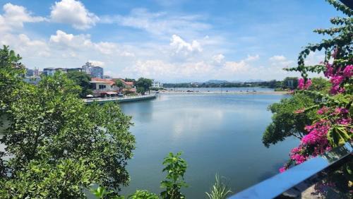 Hue City Centre Bed & Breakfast | Như Ý Riverside Homestay