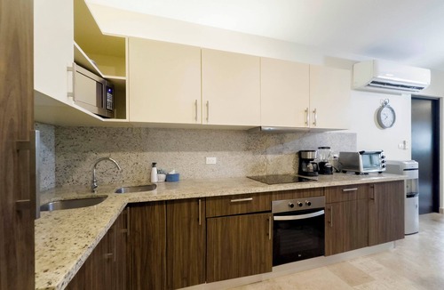 Centro Apartment | Oasis 24/7 Security Pool Sleeps 6 Walk to 5th Ave