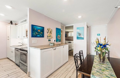 Honokowai Condo | Oceanfront Paradise: Sunsets, whales, and breezes