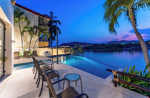 Crucecita Villa | Oceanfront Villa with Infinity Pool & Swim-Up Bar