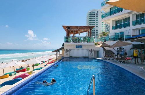 Punta Cancun Apartment | Oceanview 1 min walk to Coco B, pool, beach od110