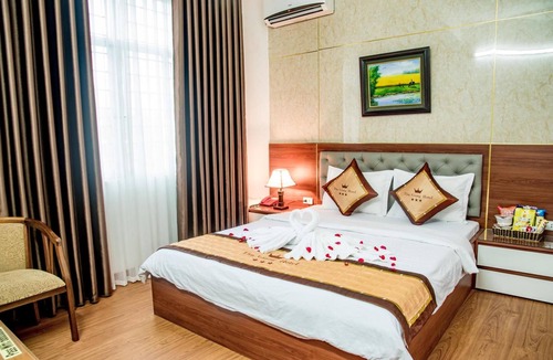 Dich Vong Hotel | OYO 1143 Thu Giang Hotel