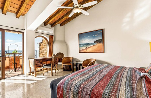 Emiliano Zapata Condo | Penthouse Suite with Wraparound Balcony, Private Jacuzzi on the Beach, Old Town