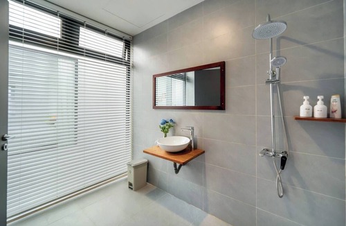 Hue Villa | Phòng gia đình có hồ bơi và ban công